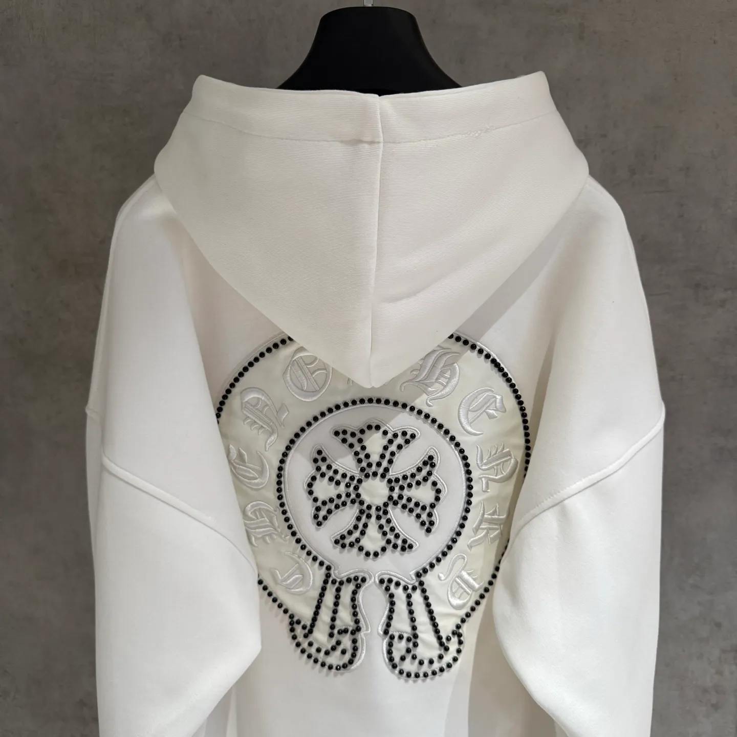 🅿️410 [Strict quality control] CH Croixin's new long-sleeved hooded sweatshirt. The fabric is made of heavy 480g double yarn fabric. Front and back embroidery➕beads. Ready-to-wear loose fit. The fabric is stiff and stylish. It does not deform or shrink. Color: black, white, floral gray. Size: M-2xl
